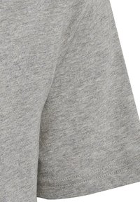 Svetle šedá látka s jemnou strukturou, s kulatým výstřihem a krátkými rukávy, s melírovaným vzorem a čistým šitím.