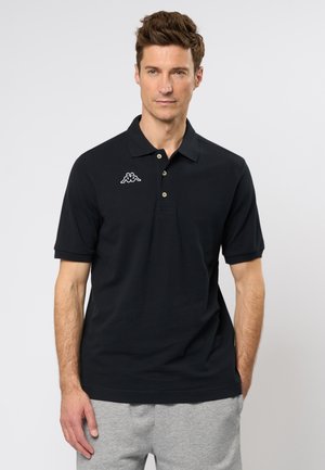 Zwarte poloshirt met een drieknoopssluiting, korte mouwen en een wit geborduurd logo op de borst. Het materiaal lijkt glad en ademend.