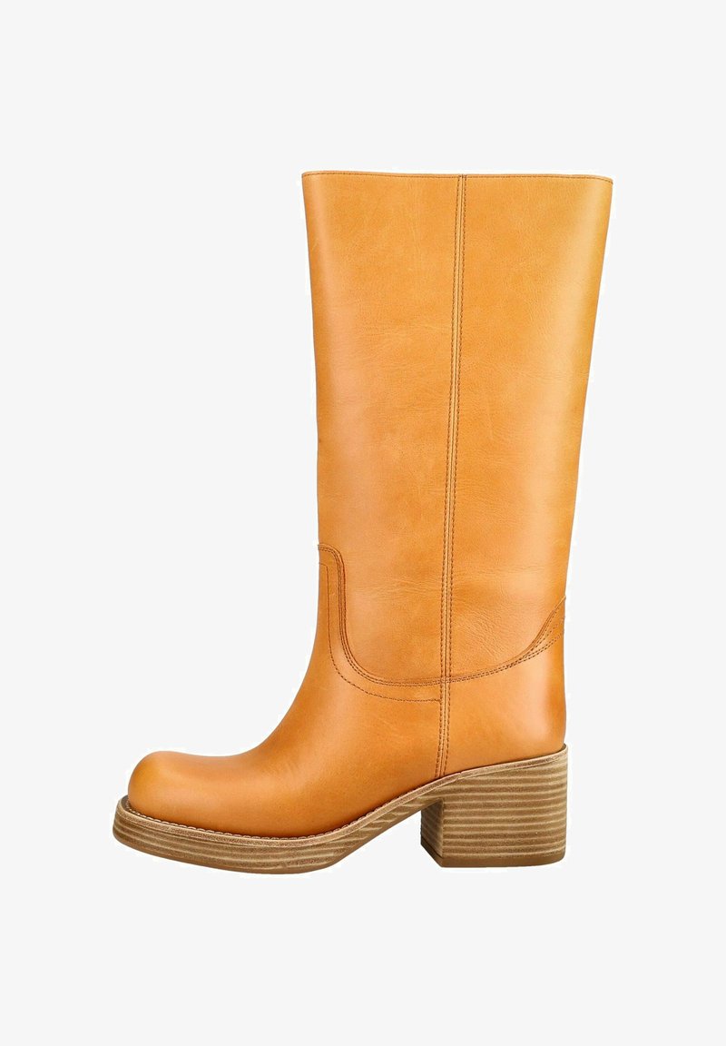 Bota de cuero color tostado hasta media pantorrilla con puntera redonda, tacón bloque de madera apilada y costuras visibles a lo largo del cañón y el pie.