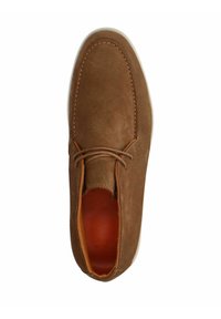 Chaussure en suédé marron avec un bout arrondi et un laçage, présentant des coutures contrastées et une semelle de couleur claire. Intérieur doublé en orange.