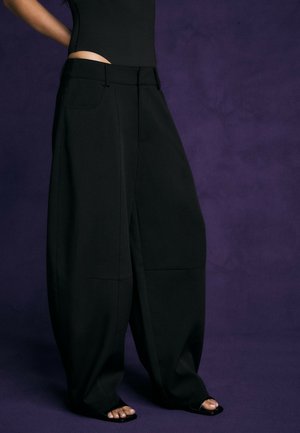 Stradivarius, TAILORED BARREL TROUSERS - Nohavice - black