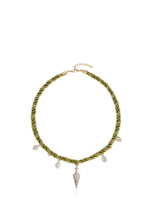 Halskette mit gedrehtem grünem und goldenem Band mit fünf hängenden silbernen Anhängern, darunter einem in Form eines spitzen Pfeilkopfes.