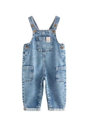 Hellblaue Jeans-Overall für Kleinkinder mit verstellbaren Schultergurten, vordere Brusttasche mit kleinem Blumenanhänger und zwei Seitentaschen mit Knopfdetails.