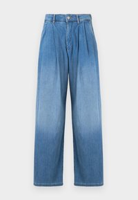 Pantalones de mezclilla azul claro con cintura alta, ajuste relajado y pernera ancha, y pliegues en la parte frontal. Presenta un cierre de botón y cremallera.