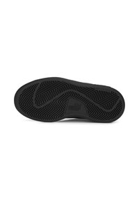 Semelle de chaussure en caoutchouc noir avec un motif en zigzag texturé, arborant un logo PUMA et un design non laissant de traces pour une meilleure traction.