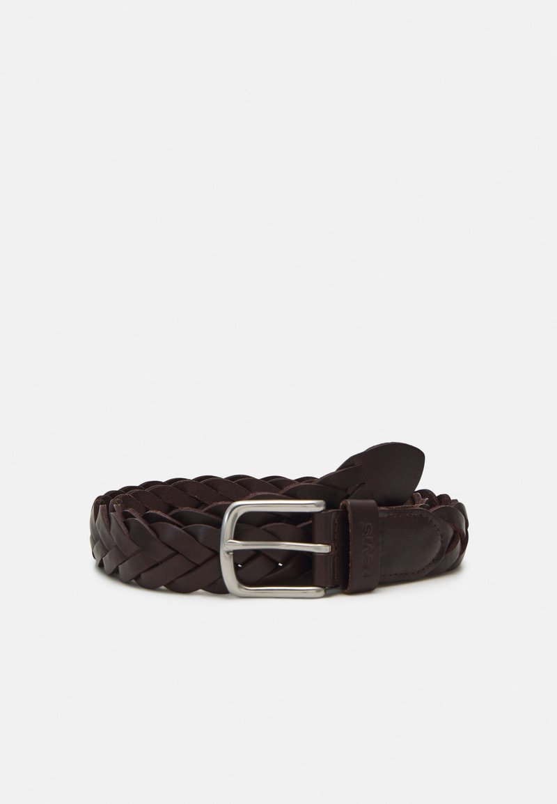 Ceinture en cuir tressé brun foncé avec boucle rectangulaire argentée, enroulée sur un fond blanc.