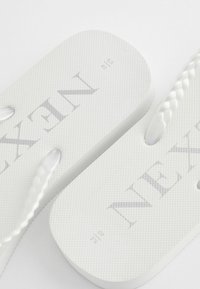 Next PEARLISED PLAITED - REGULAR FIT - Sandales tongs - white