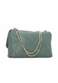 Borsa a tracolla in ecopelle trapuntata verde con catena argentata, caratterizzata da una forma rettangolare e un motivo a zigzag sulla superficie.