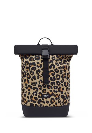 Mochila con cierre enrollable, hebilla negra y asa, cuerpo con estampado de leopardo y base negra sólida, etiquetada con "Larkson Hamburg" en la parte frontal.