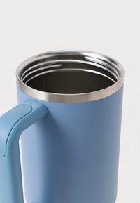 Sinine roostevaba terasest reisikruus, millel on sile matt viimistlus, ümar kuju ja helesinine plastist käepide. Siseruum on peegeldav metall.