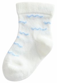Calcetín de algodón blanco con textura acanalada, adornado con patrones de olas azul claro a los lados, de altura hasta el tobillo y con un ajuste ceñido.