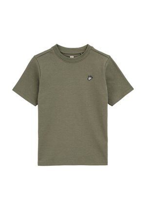 Camiseta de manga corta verde oliva con cuello redondo y pequeño logo de un pájaro blanco en el lado izquierdo del pecho.