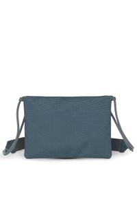 Bolso rectangular de tela azul con correas de hombro ajustables, que presenta una textura suave y un diseño simple, adecuado para el uso diario.