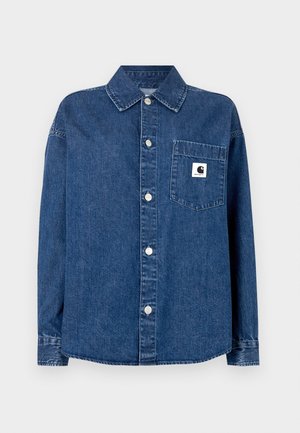 Denimskjorte i mørkeblå med knaplukning foran, spidst krave, lange ærmer og en brystlomme med et logo-badge. Glat tekstur.