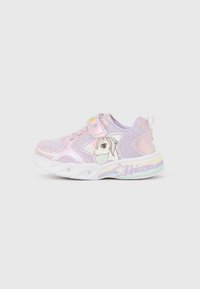 Baskets violet clair avec un matériau scintillant, un motif de licorne sur le côté, une fermeture Velcro et une semelle colorée et irisée.