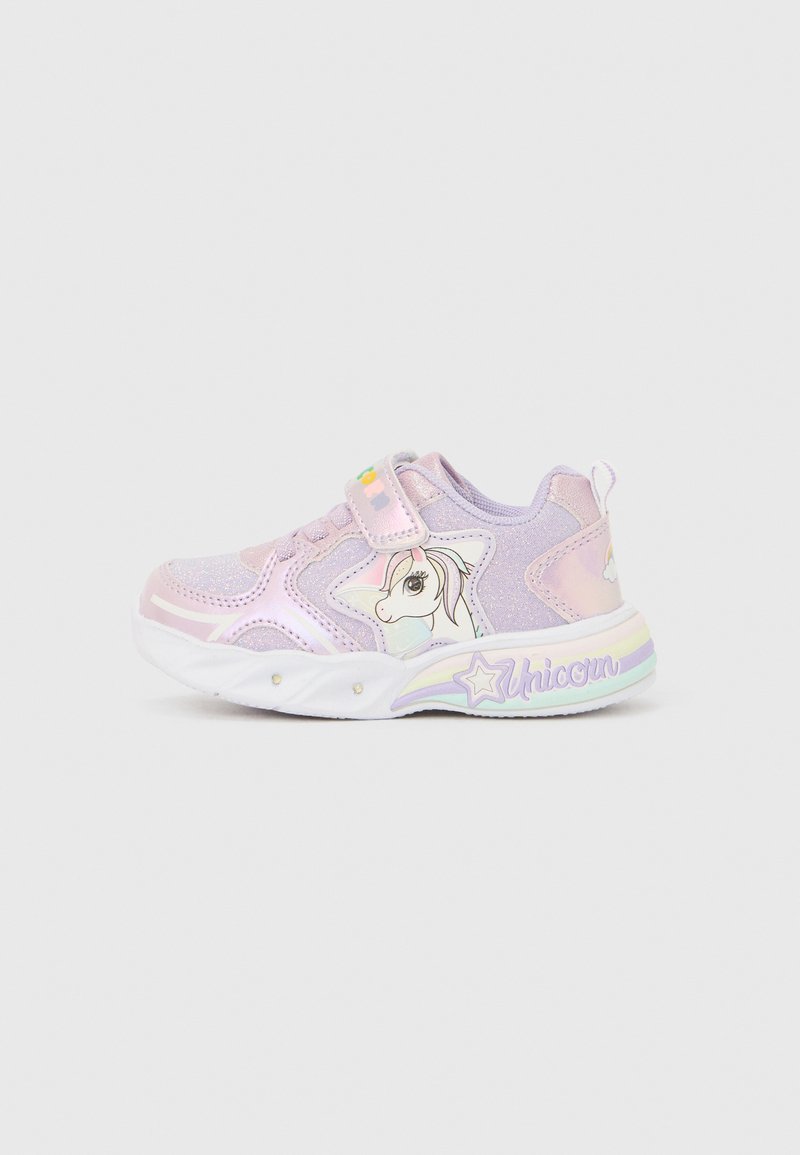Baskets violet clair avec un matériau scintillant, un motif de licorne sur le côté, une fermeture Velcro et une semelle colorée et irisée.