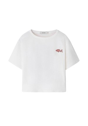 T-shirt blanc à manches courtes et col rond avec un petit motif de poisson rouge sur la poitrine gauche et une étiquette de marque visible à l'intérieur du col.