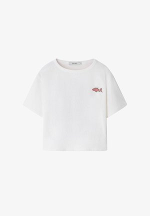 Weißes T-Shirt mit kurzen Ärmeln und Rundhalsausschnitt mit kleinem roten Fischmotiv auf der linken Brust und sichtbarem Markenlabel im Kragen.