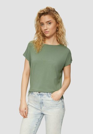 Olijf groene t-shirt met korte mouwen, een ontspannen pasvorm, ronde hals en zachte textuur, gecombineerd met lichtgewassen denim jeans.