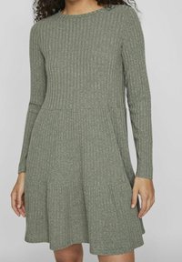 Robe à manches longues en maille côtelée de couleur verte olive, présentant un corsage ajusté et une jupe évasée avec des plis à l'ourlet, confectionnée en tissu tricoté doux.