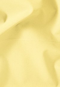 Λείο κίτρινο ύφασμα με απαλά πτυχώσεις και μια αχνή οριζόντια ραφή στο κέντρο.