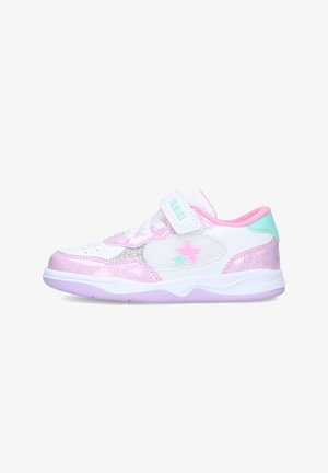 Scarpa da ginnastica bianca per bambini con accenti rosa, verde menta e argento, con disegni a stelle e una cinghia in Velcro su sfondo bianco.