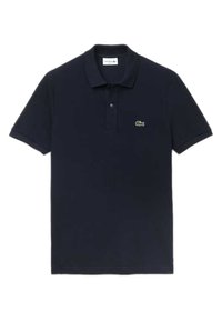 Polo shirt à manches courtes bleu marine avec une patte de boutonnage à deux boutons et un petit logo crocodile vert sur la poitrine gauche.