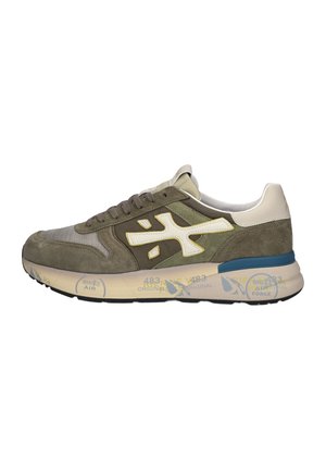Olivgrüner und beiger Sneaker mit weißem Logo, beiger Sohle mit blauen Akzenten und gedrucktem Text, Schnürdesign, Seitenansicht.