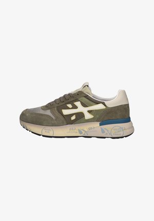 Olivgrüner und beiger Sneaker mit weißem Logo, beiger Sohle mit blauen Akzenten und gedrucktem Text, Schnürdesign, Seitenansicht.