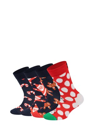Vier Paare bunte Socken: zwei mit dunkelblauem Hintergrund, die Weihnachtsfiguren zeigen, und zwei rote mit weißen Punkten.