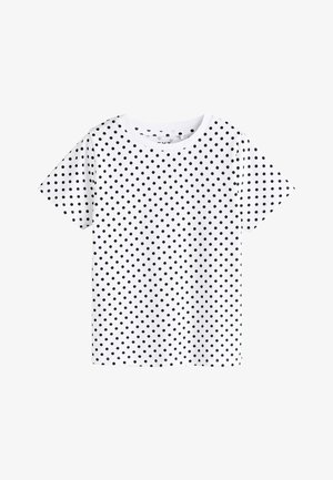 Hvid T-shirt med korte ærmer med sorte polkaprikker, der jævnt dækker hele stoffet, og rund halsudskæring.