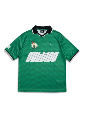 Žalia Boston Celtics marškinėlių liemenė iš lengvos medžiagos. Turi juodą apykaklę ir baltą užrašą „CELTICS“; komplektuojama su logotipu ir raštų detalėmis.