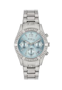 Montre en métal argenté avec un cadran bleu clair, des accents en diamant et trois sous-cadrans. Dispose d'un bracelet en acier inoxydable et d'une fenêtre de date.