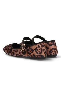 Bailarinas de estampado de leopardo hechas de material suave, con una tira de acento negra y detalle de hebilla dorada. Estilo fácil de poner con suela plana negra.