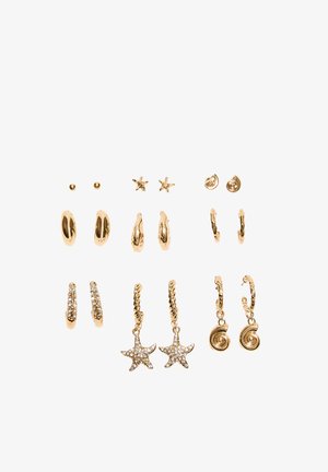 Sette paia di orecchini color oro, tra cui a perno, a cerchio, a forma di stella marina e a spirale, alcuni con decorazioni di strass.