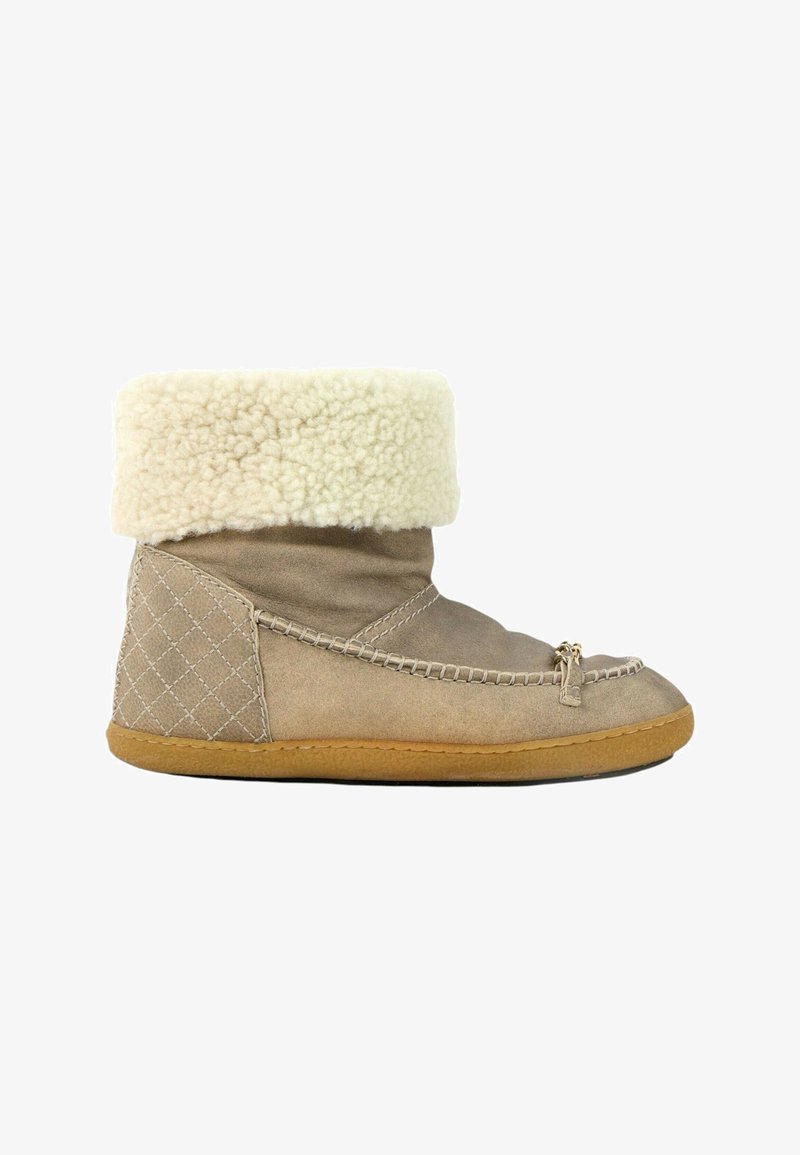 Bottine en daim brun clair avec revers en polaire crème, couture mocassin, petit nœud sur le devant et semelle en caoutchouc.