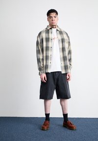 Thumbnail Image 3