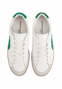 Baskets en cuir blanc avec des accents en daim vert, lacets plats en coton et semelle en caoutchouc couleur gomme. Présente un logo imprimé sur la semelle intérieure.