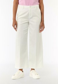 comma casual identity  WEITEM  biały