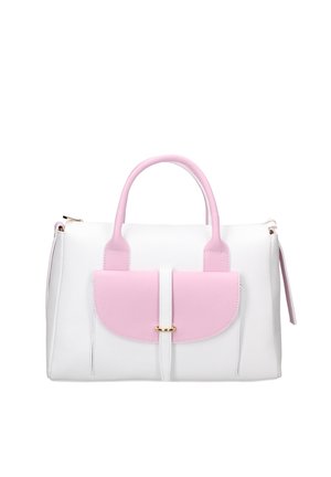Weiße Handtasche mit pinkfarbenen Griffen und einer Klappe an der Vorderseite, mit einem goldfarbenen Verschluss und Reißverschluss auf schlichtem weißem Hintergrund.