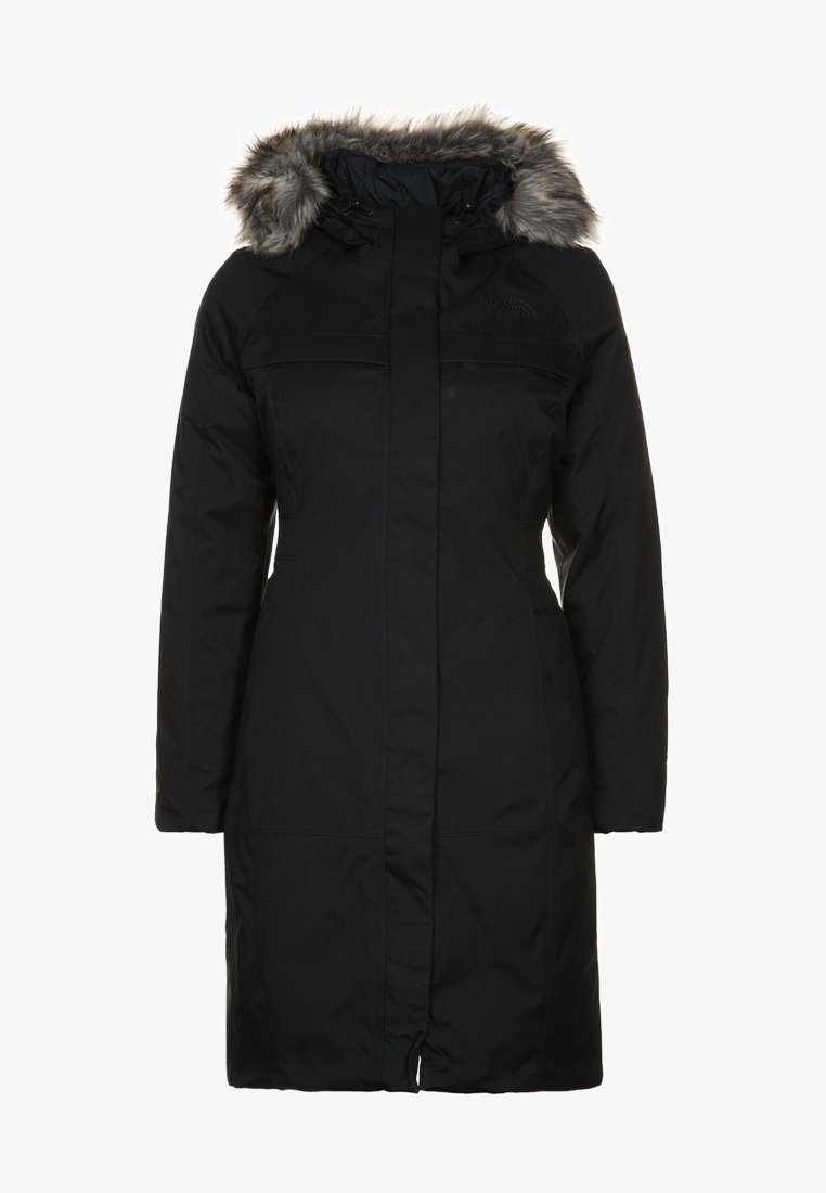 Parka aislante negra con capucha forrada de piel, cierre frontal con cremallera, bolsillos laterales y diseño de longitud media. Textura suave y material duradero.