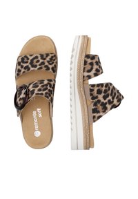Sandales à enfiler imprimé léopard avec deux brides, grande boucle sombre, semelle intérieure beige rembourrée et semelle plateforme blanche avec détail tressé.