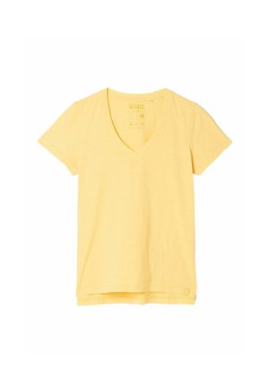 Žlté tričko s krátkym rukávom a výstrihom do V, s označením značky na vnútornej strane goliera, zobrazené na rovnej ploche na bielom pozadí.