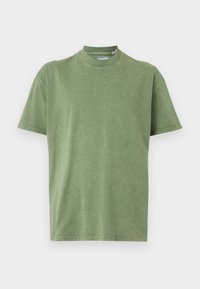 Olivgrön bomulls-T-shirt med hög halsringning, korta ärmar och avspänt snitt. Har ett slätt, lätt strukturerat tyg.