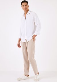 Buratti REGULAR FIT - Auduma bikses - beige