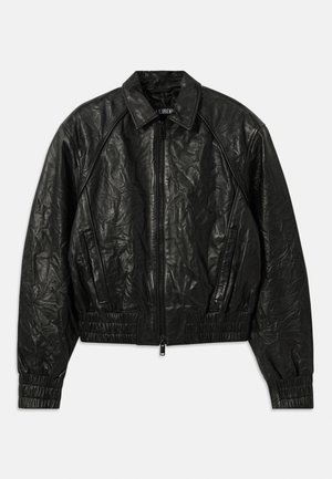 Veste bombardier en cuir noir avec une texture froissée, des poignets et un ourlet côtelés, et une fermeture éclair à l'avant. Elle possède un col classique et des poches latérales.