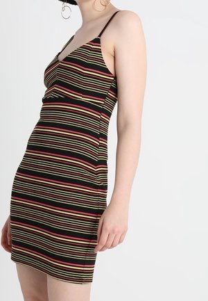 Robe noire avec des lignes horizontales vertes et rouges, design ajusté, fines bretelles spaghetti et décolleté en V. Texture de tissu lisse.