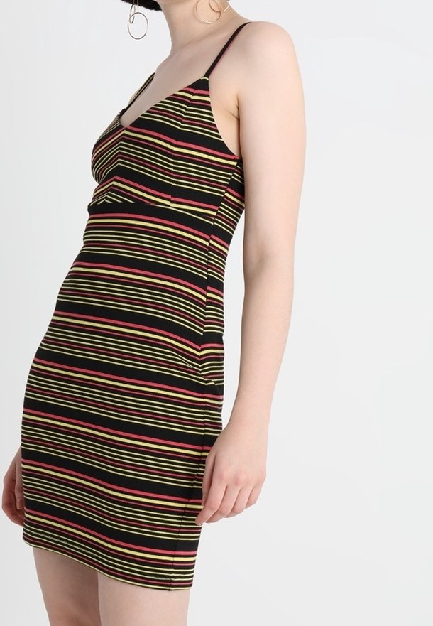 Vestido negro con rayas horizontales verdes y rojas, diseño ajustado, tirantes finos tipo spaghetti y escote en V. Textura de tela suave.