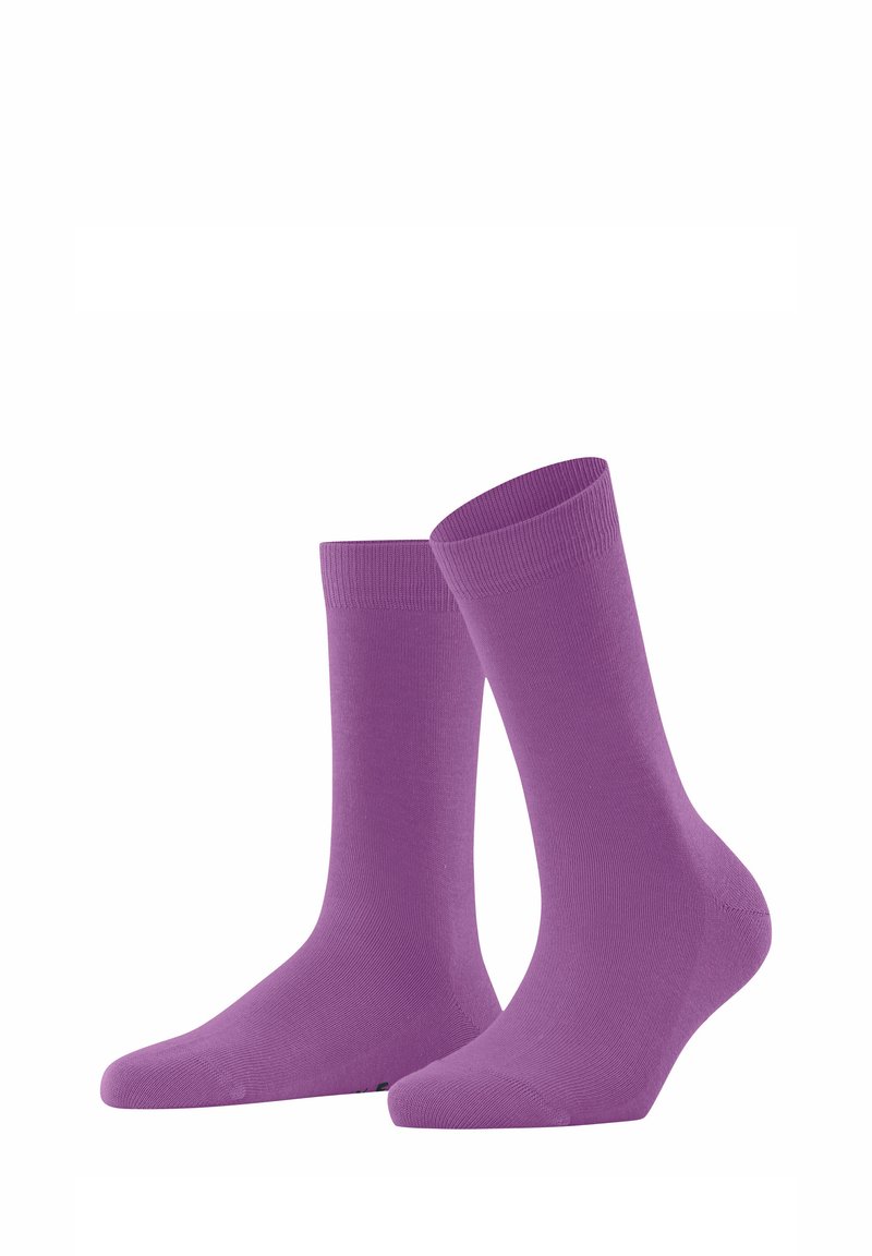 Chaussettes en coton violettes à col rond avec une texture lisse, des bords côtelés et des orteils renforcés, se tenant debout.