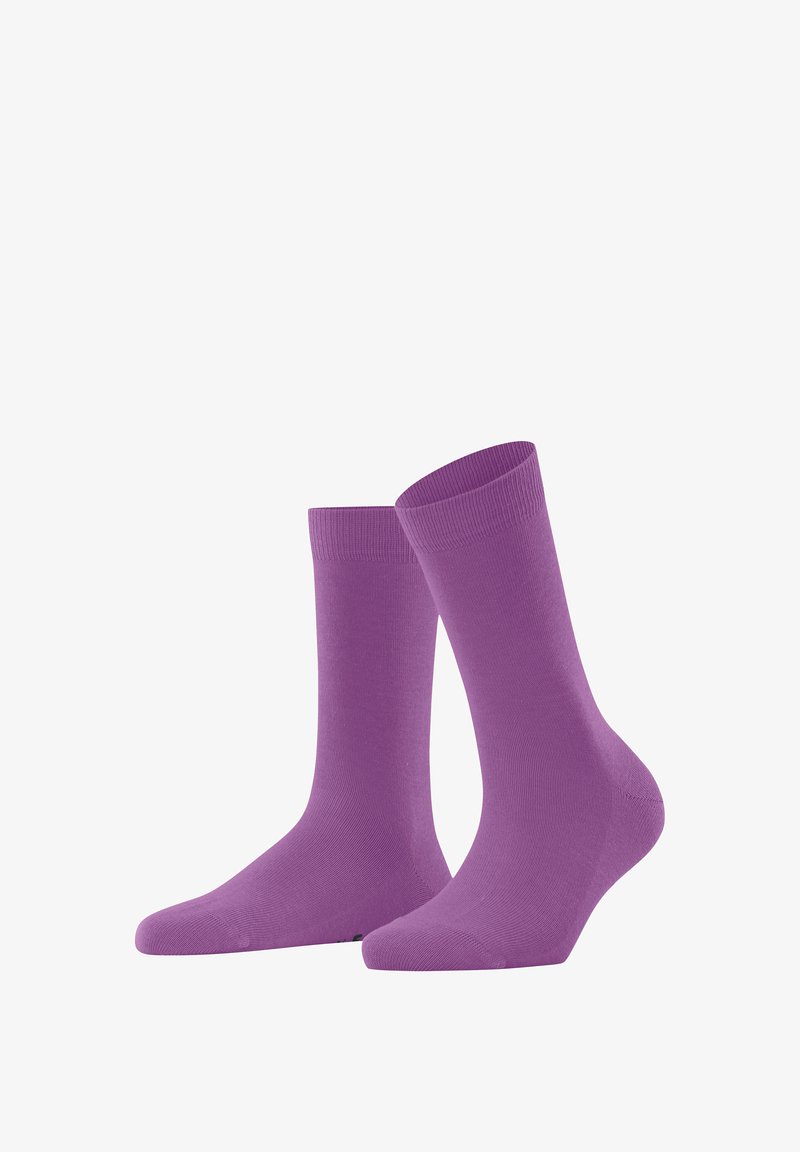 Chaussettes en coton violettes à col rond avec une texture lisse, des bords côtelés et des orteils renforcés, se tenant debout.